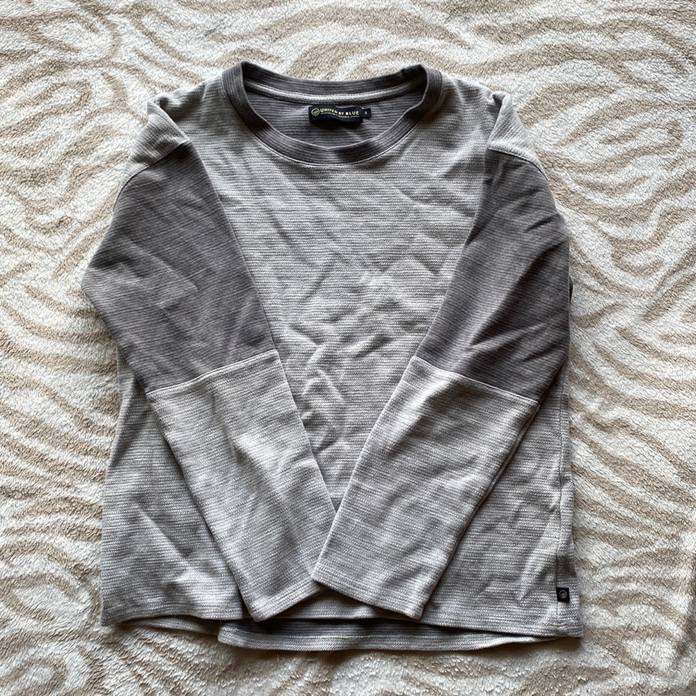 gray men's sweater